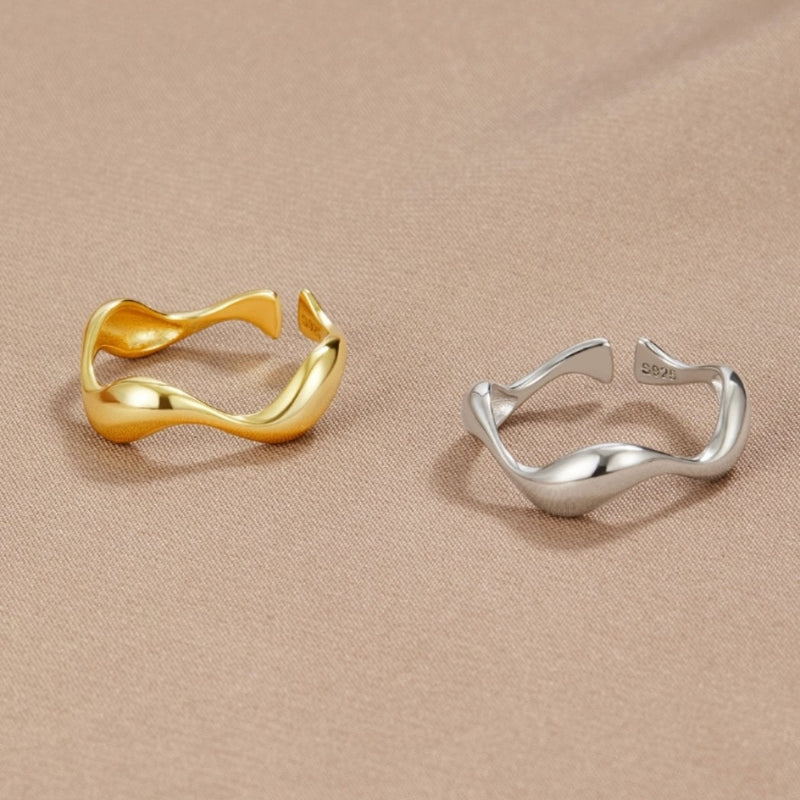 Jayla – Trendy golvende open ring met modern silhouet en gebeeldhouwd minimalistisch ontwerp