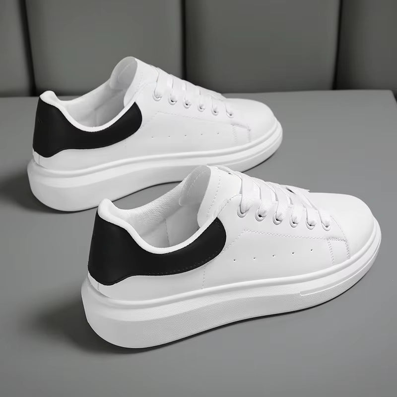 Robert – Ademend Sneakers met Vetersluiting en Ronde Teen