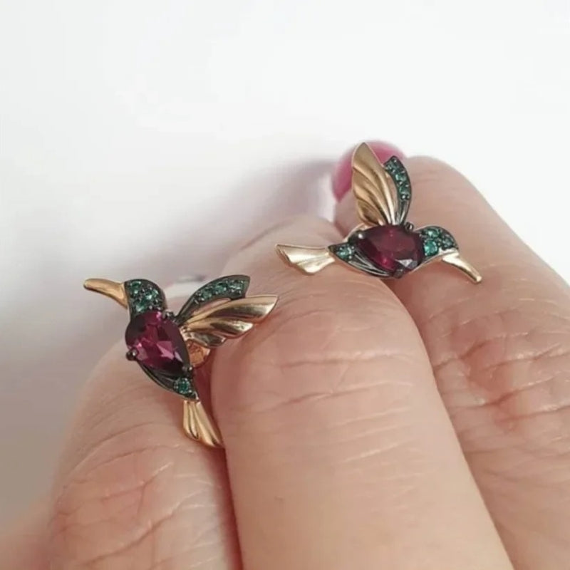 Ava – Trendy kolibrie-oorbellen met hangende ketting en stenen accenten