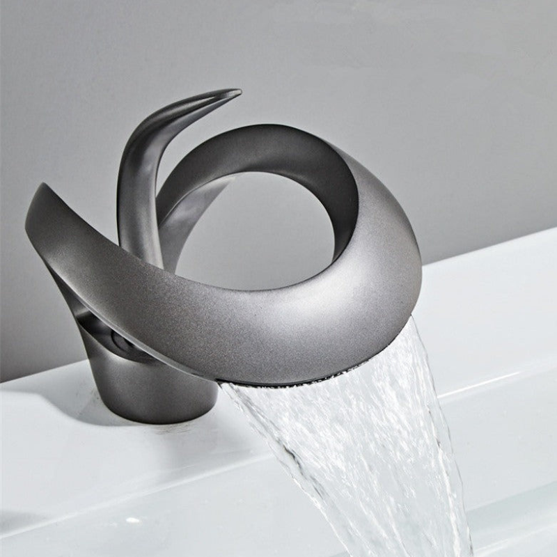 PureFlow – Moderne Gebogen Badkamerkraan met Waterval Uitloop
