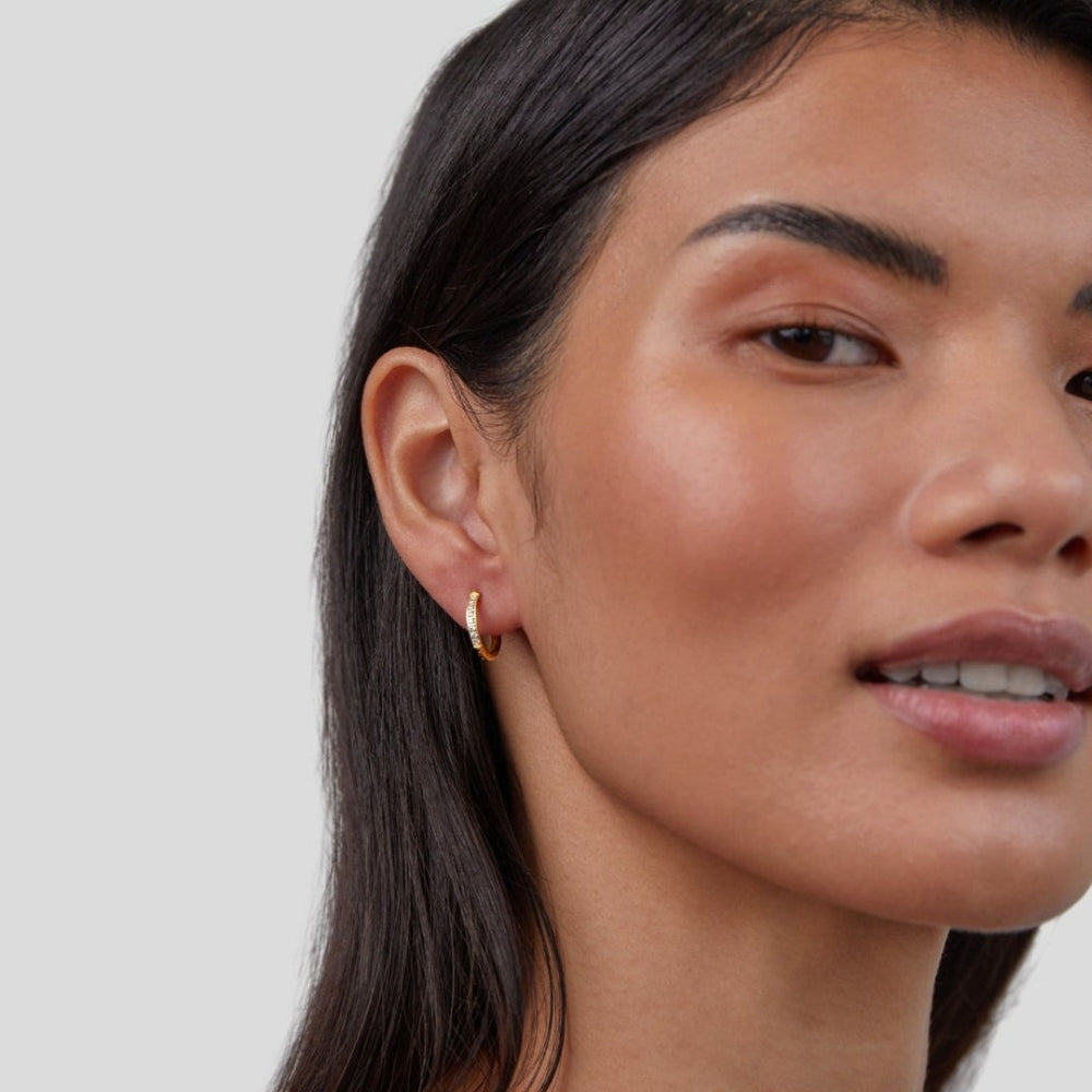 Talia – Compacte creolen met een strakke afwerking en subtiele kristalaccenten