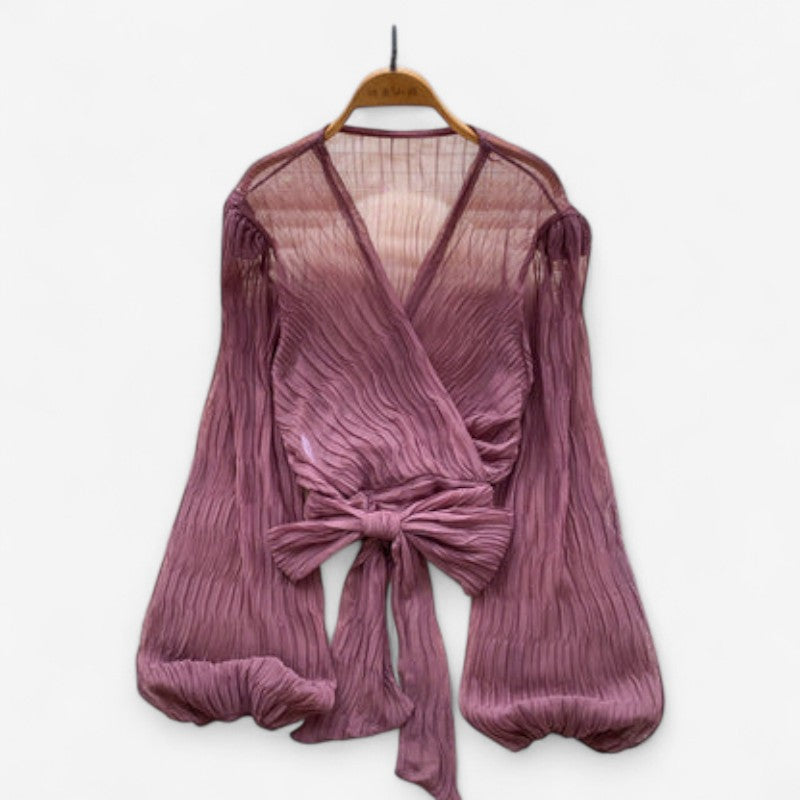 Bylle – Blouse met pofmouwen, kruisvetersluiting en V-hals