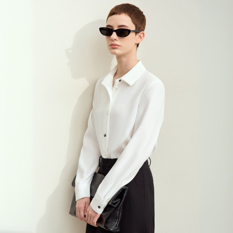Olivia - Blouse met knoopdetails en klassieke kraag