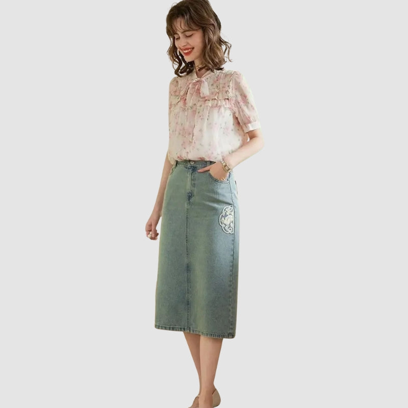 Emily – Korte mouwen bloemenblouse met strik en parelaccenten