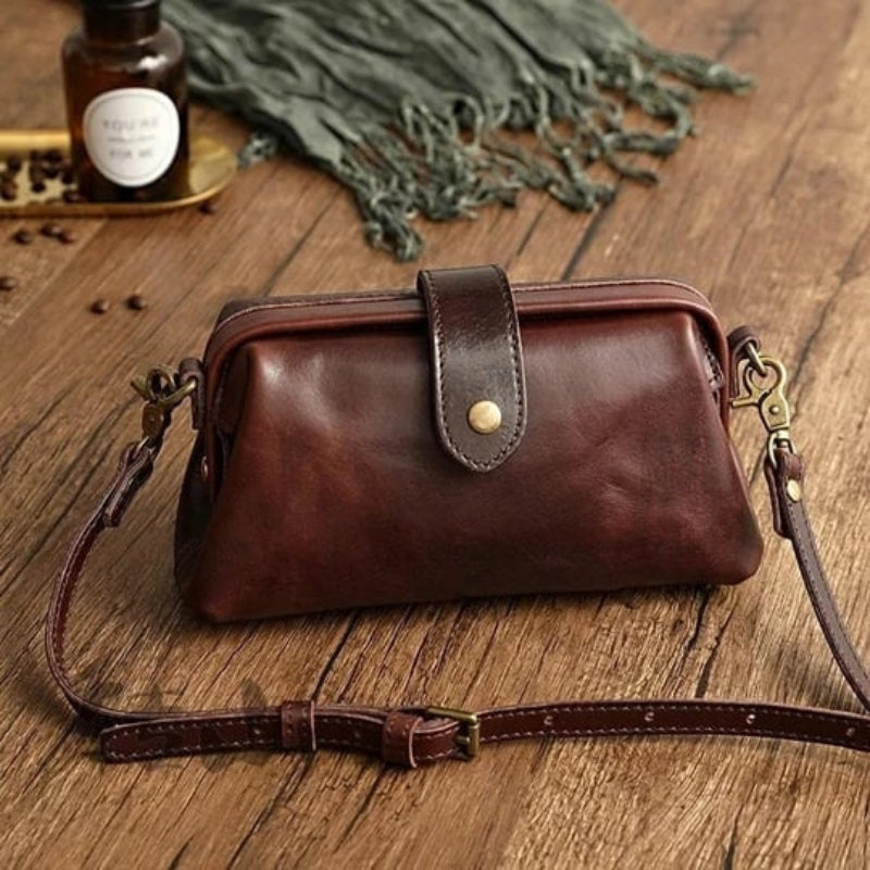 Leona – Gestructureerde crossbodytas met afgeronde klep en verstelbare riem