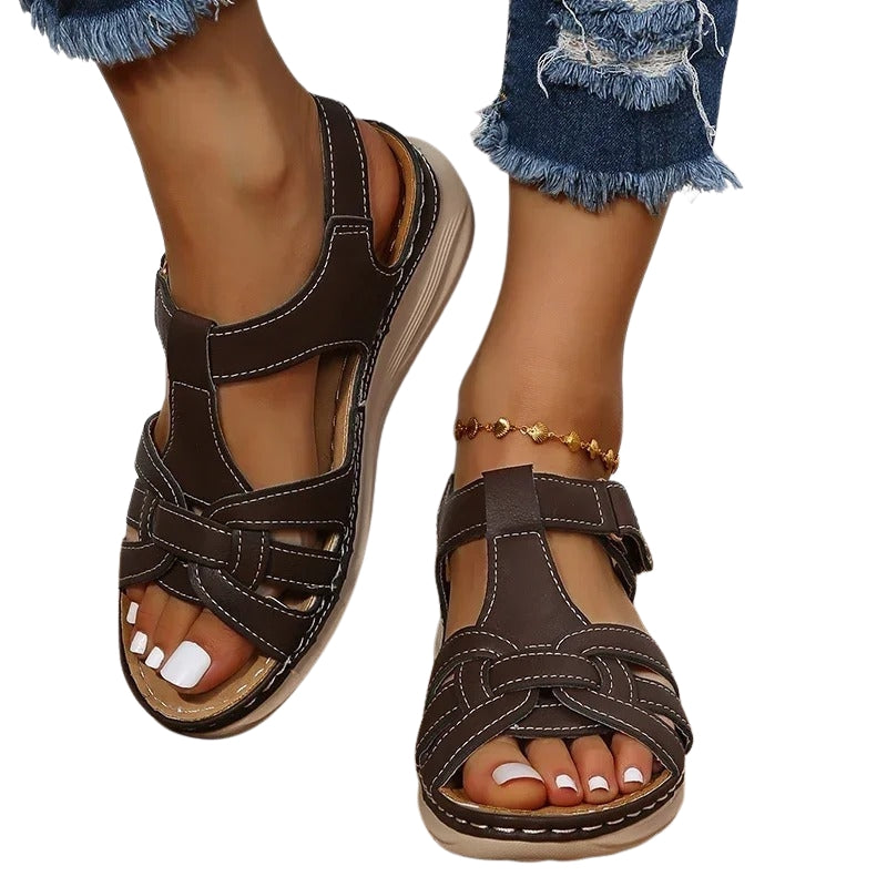 Aria – T-band Sandalen met Knoopdetails en Verstelbaar Enkelbandje