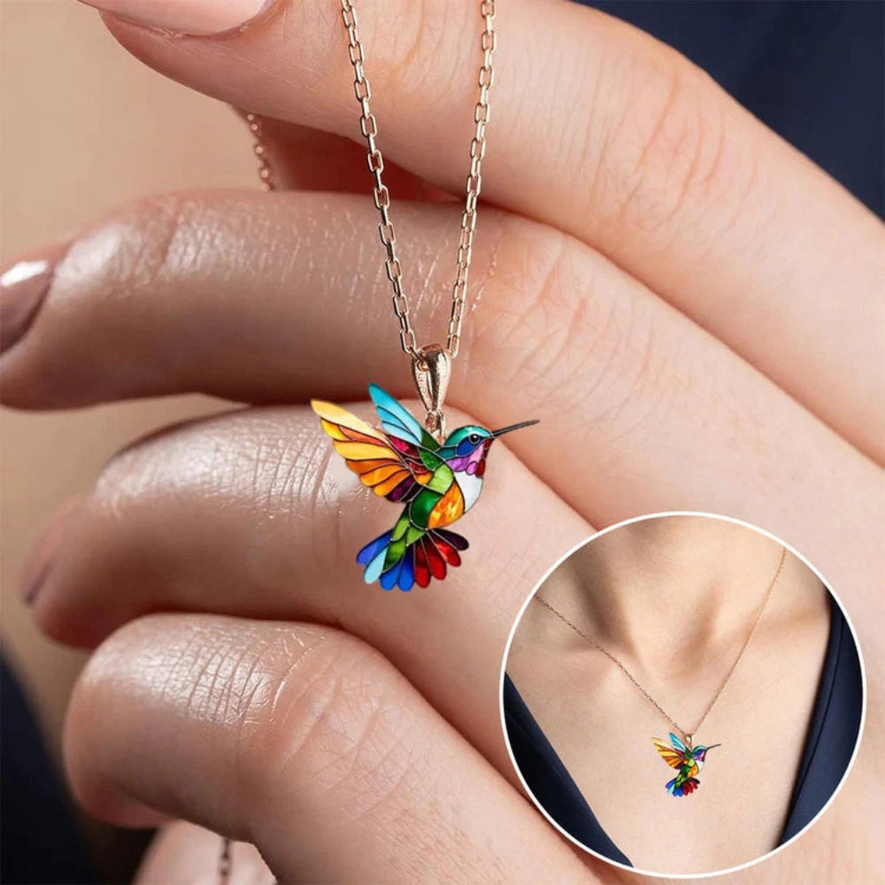 Liora – Elegante kolibrie ketting met bijpassende oorbellen en delicate ketting voor een perfecte pasvorm