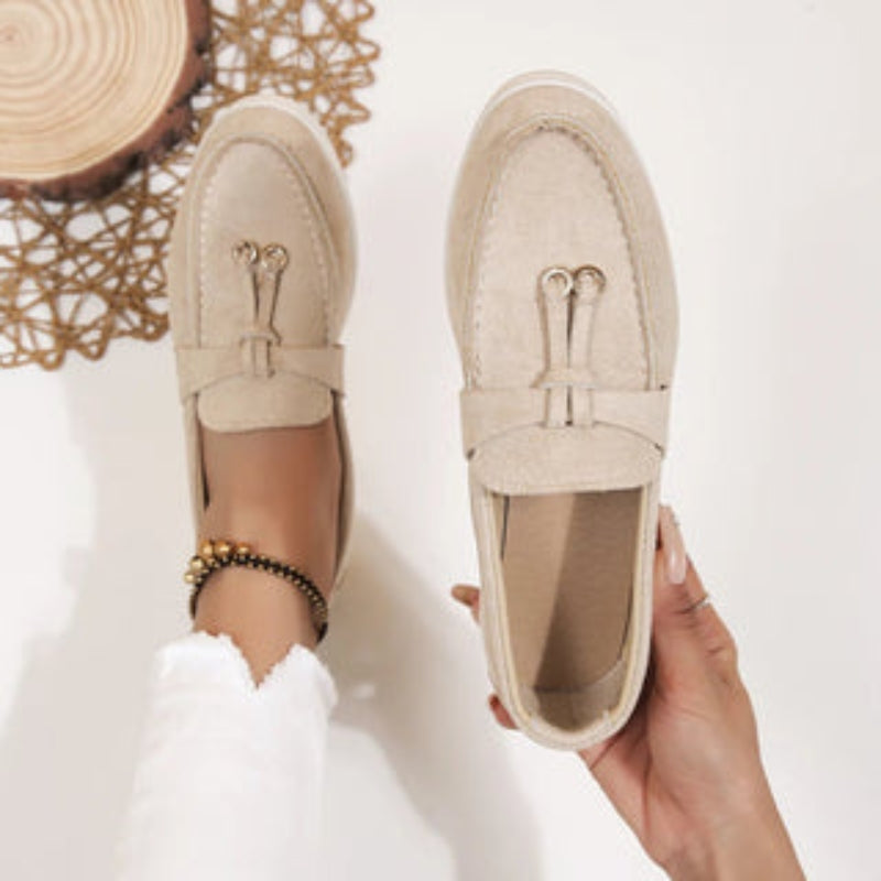 Tasha – Klassieke casual loafers met afgeronde voorkant en strakke decoratieve band