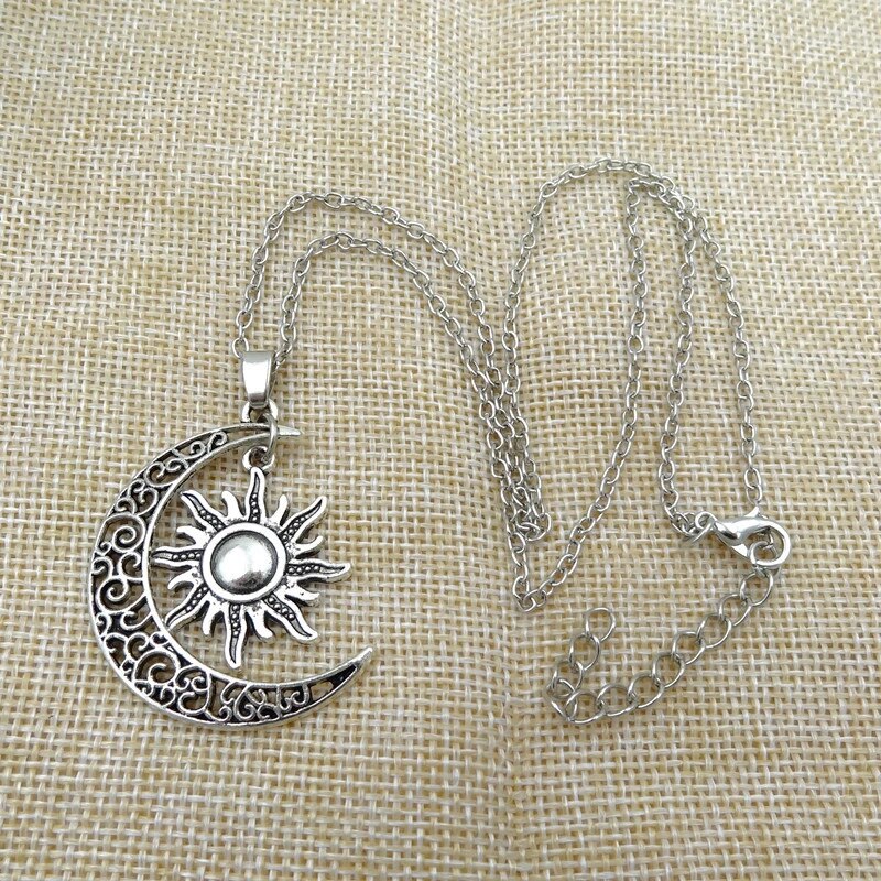 Selena - Hemelse hangerketting met elegant zon en maanontwerp voor sierlijke charme