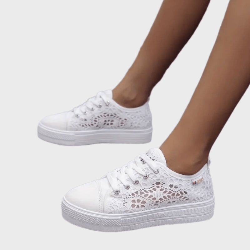 Emilia – Laag Gesneden Veterschoenen met Zijdetails en Veilige Pasvorm