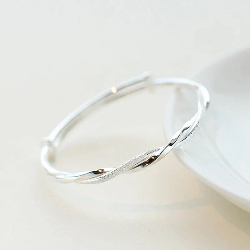 Carrie – Elegante Gedraaide Armband met Verstelbare Pasvorm