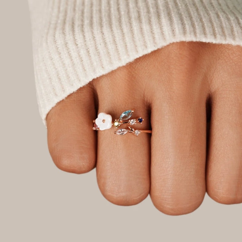 Liora – Moderne grillige ring met blad-geïnspireerde edelsteenaccenten en artistiek open ontwerp