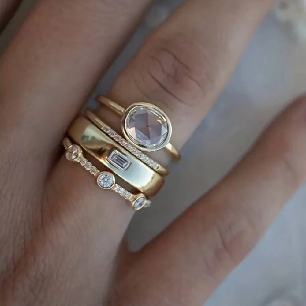 Isla – Elegante conjunto de anillos de cuatro piezas con detalles apilados y un look limpio