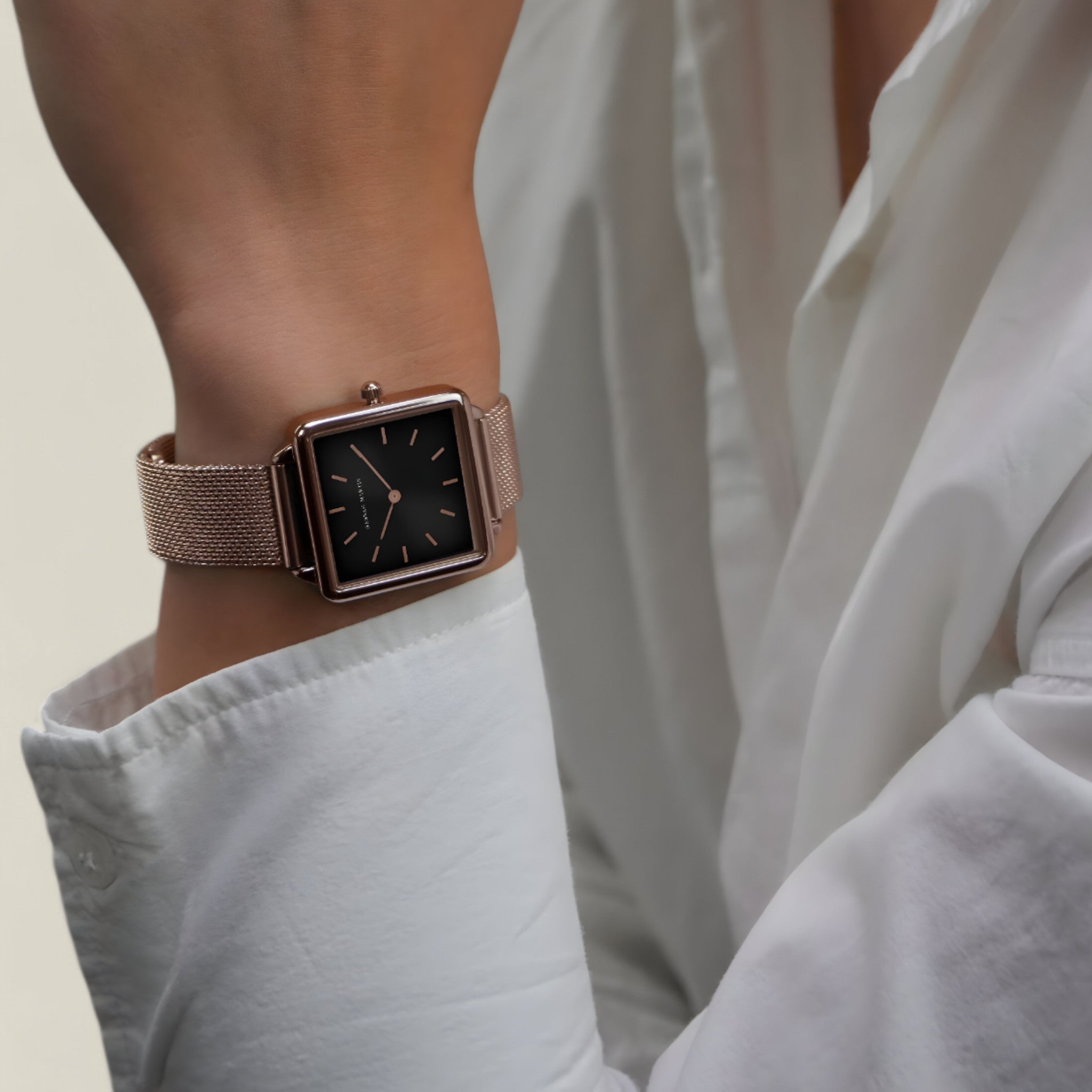 Nora - Tijdloos Rose Goud Vierkant Horloge Met Zwarte Wijzerplaat En Mesh Armband