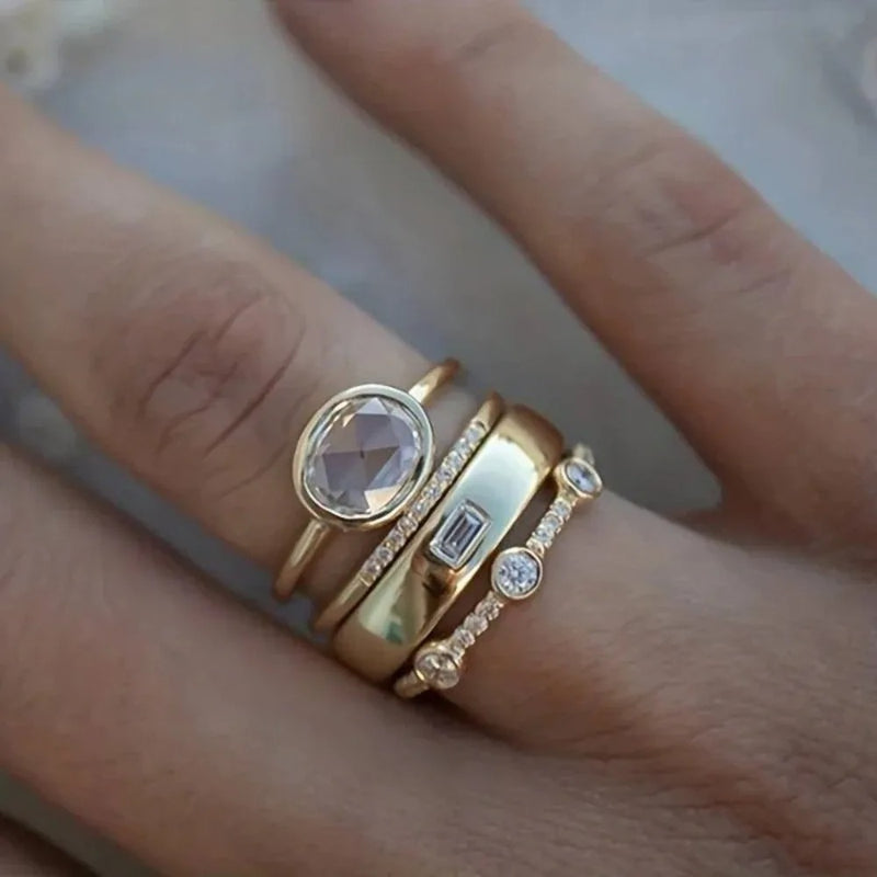 Isla – Elegante conjunto de anillos de cuatro piezas con detalles apilados y un look limpio
