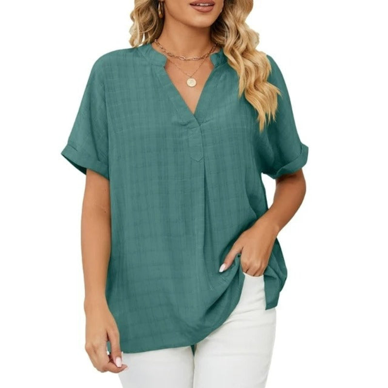 Nina – Lichte Blouse met Split V-Hals en Losse Korte Mouwen