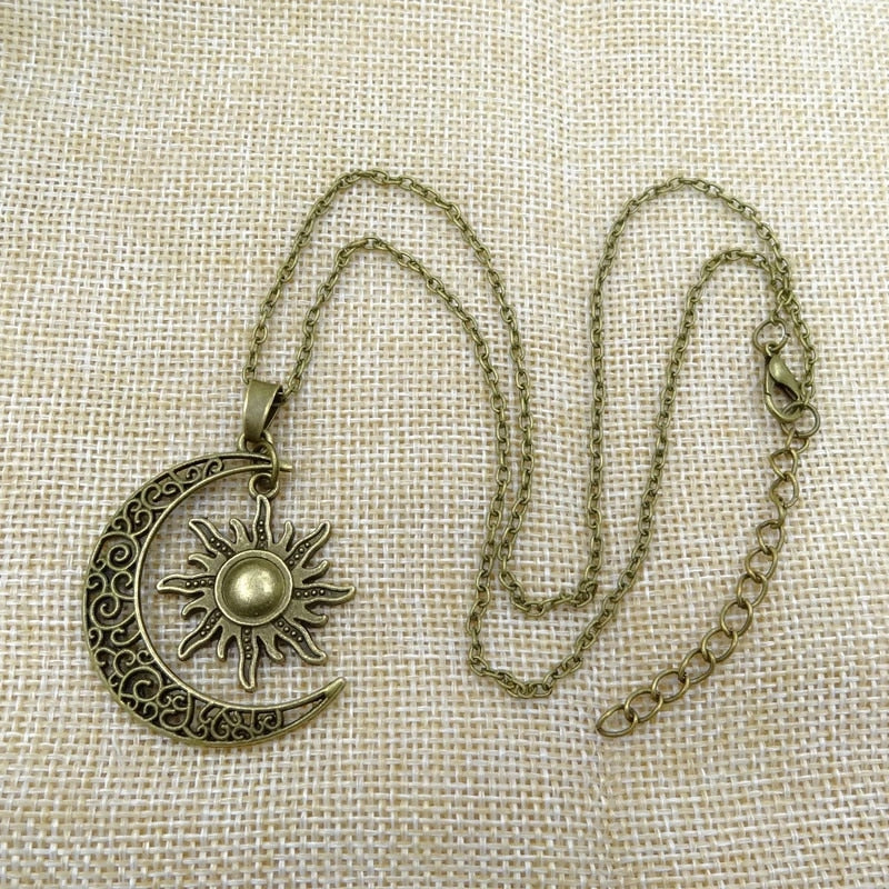 Selena - Hemelse hangerketting met elegant zon en maanontwerp voor sierlijke charme