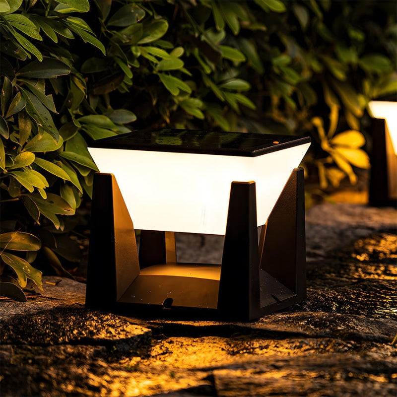 LumeGrid – Klassieke Buitenslamp met Zonnecellen en Geometrisch Design