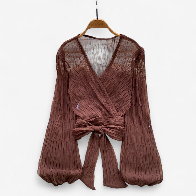 Bylle – Blouse met pofmouwen, kruisvetersluiting en V-hals