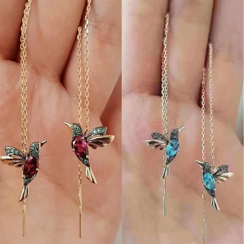 Ava – Trendy kolibrie-oorbellen met hangende ketting en stenen accenten