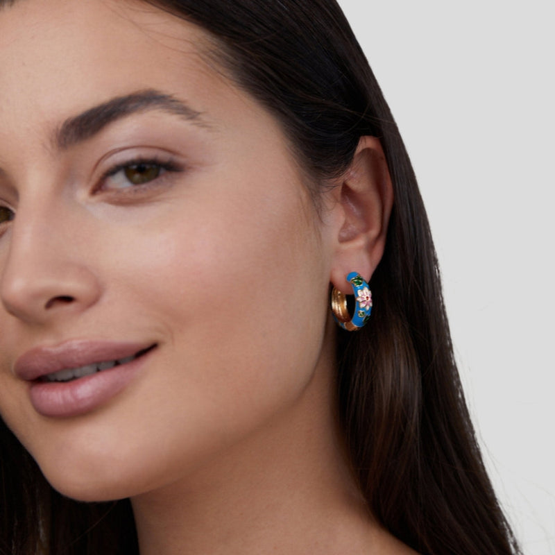 Fiona - Delicate creolen met levendige bloemendetails en rond ontwerp