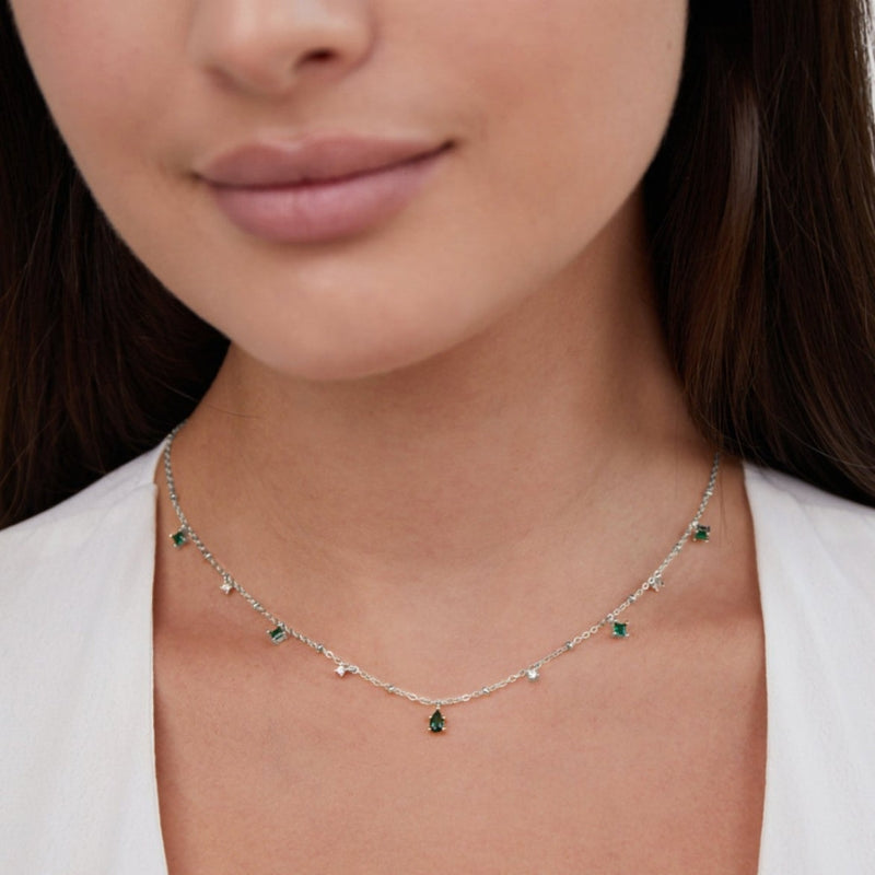 Maren – Klassieke ketting met geometrische steenaccenten en verstelbare pasvorm