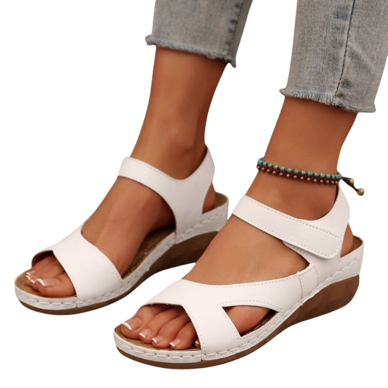 Jovana – Sleehak Sandalen met Verstelbare Bandjes en Open Teen
