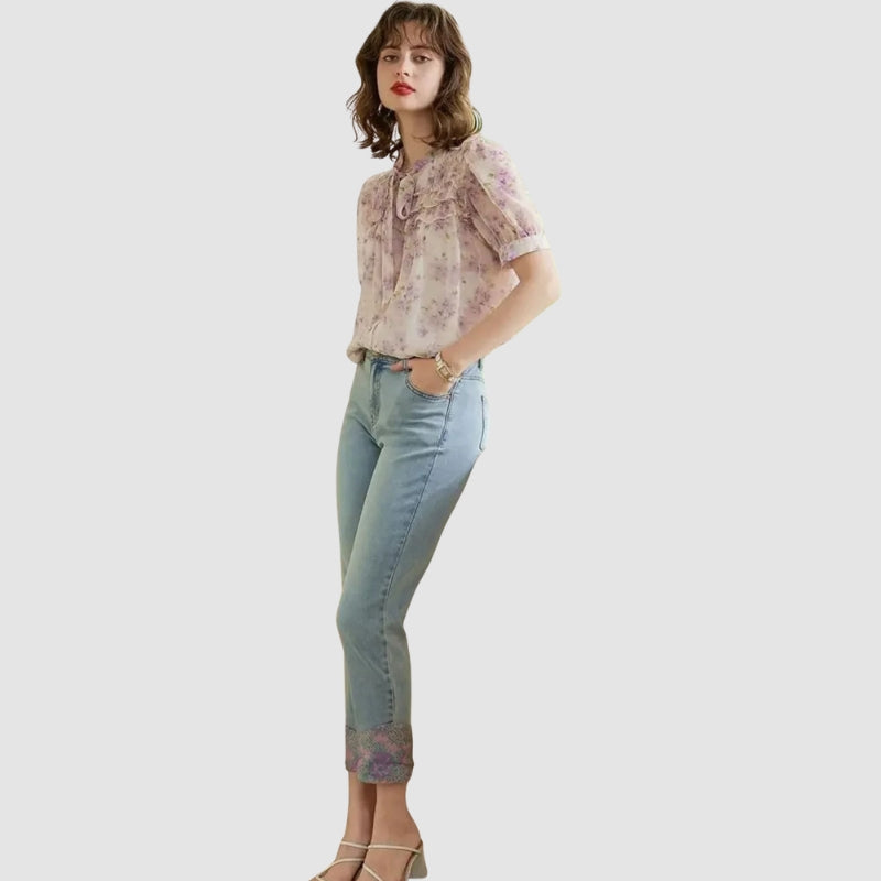 Emily – Korte mouwen bloemenblouse met strik en parelaccenten