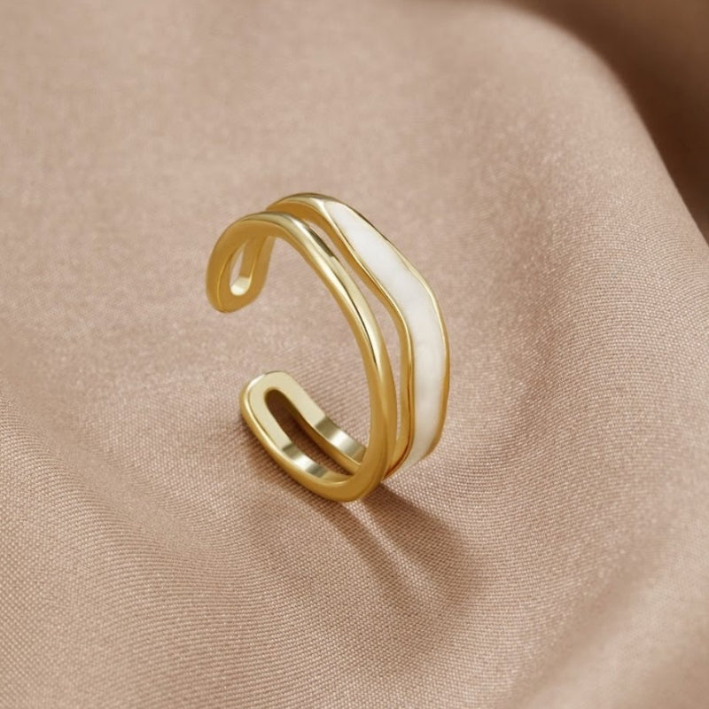 Nelia – Anillo llamativo con borde abierto elegante y diseño envolvente esculpido y audaz