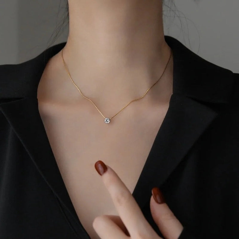 Grace – Elegante hangerketting met mini rond detail en fijn gepolijste afwerking
