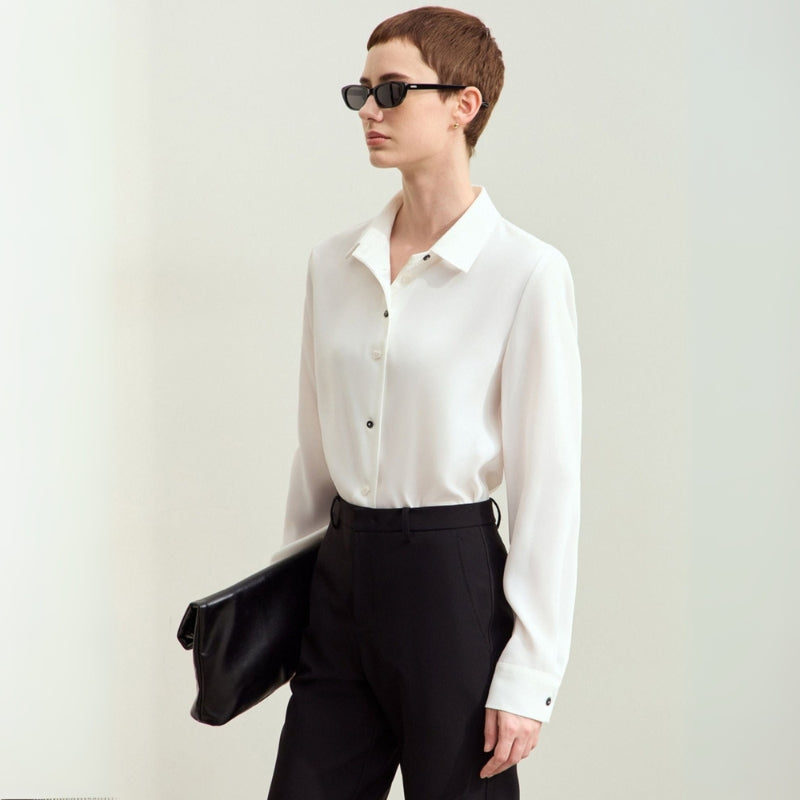 Olivia - Blouse met knoopdetails en klassieke kraag