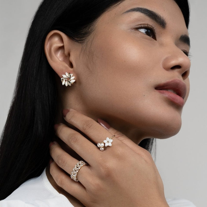 Elara – Elegantes pendientes florales con cristales y delicados detalles de hojas
