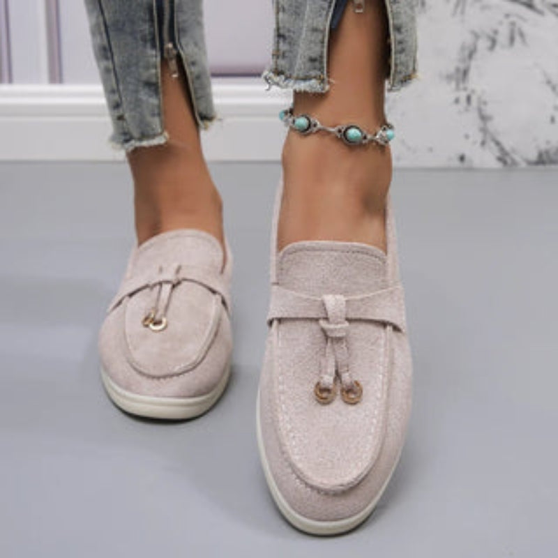 Tasha – Klassieke casual loafers met afgeronde voorkant en strakke decoratieve band