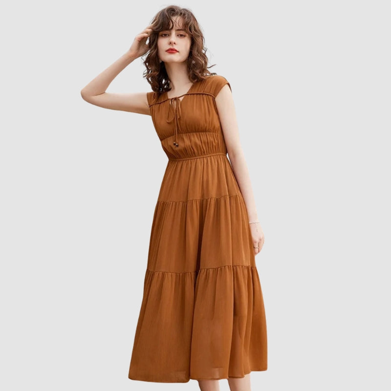 Lotte – Gelaagde maxi jurk met V hals en strikdetail