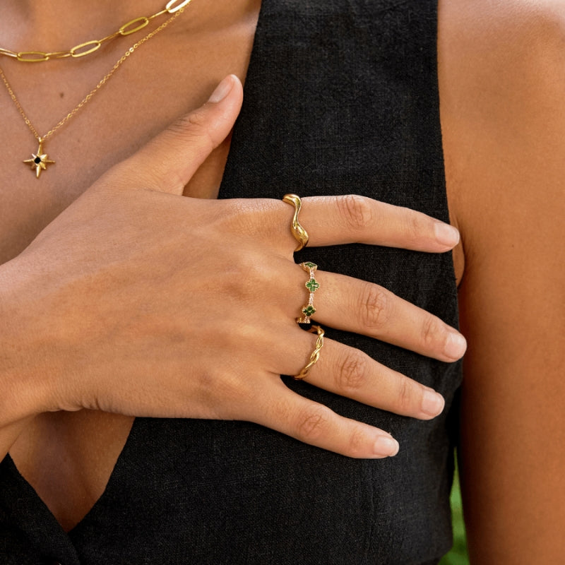 Jayla – Trendy golvende open ring met modern silhouet en gebeeldhouwd minimalistisch ontwerp