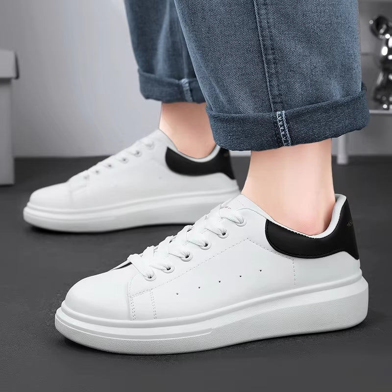 Robert – Ademend Sneakers met Vetersluiting en Ronde Teen