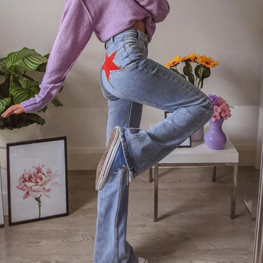 Bianca - Hoge taille flared jeans met steraccenten en detail aan de voorkant