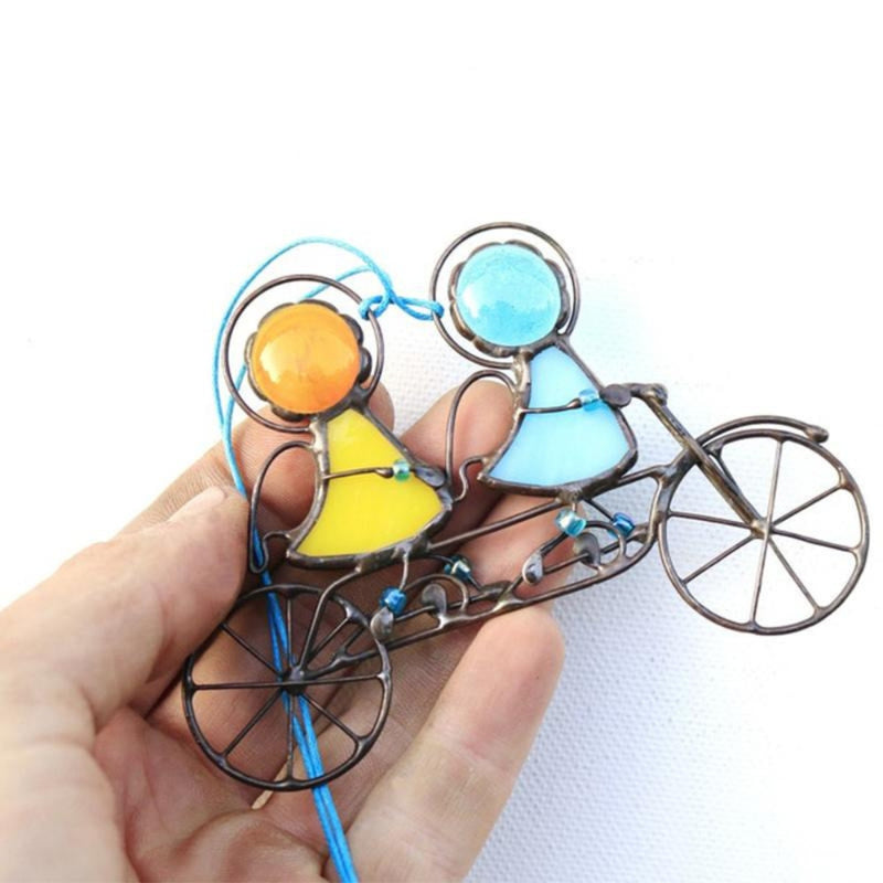 JoyWeld – Speelse hangende kunst met speelse figuren en kleurrijke decoratieve accenten