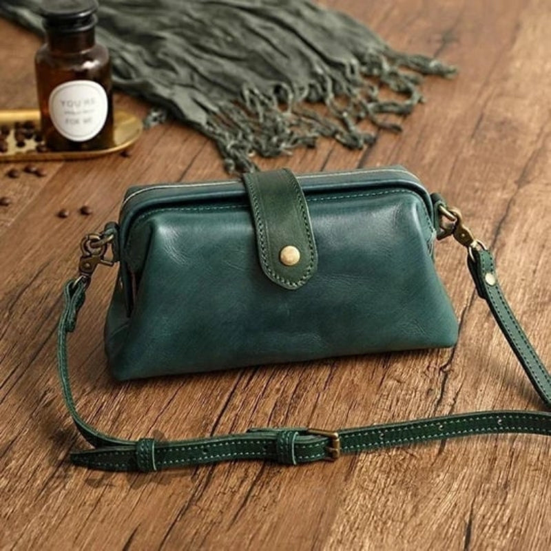 Leona – Gestructureerde crossbodytas met afgeronde klep en verstelbare riem