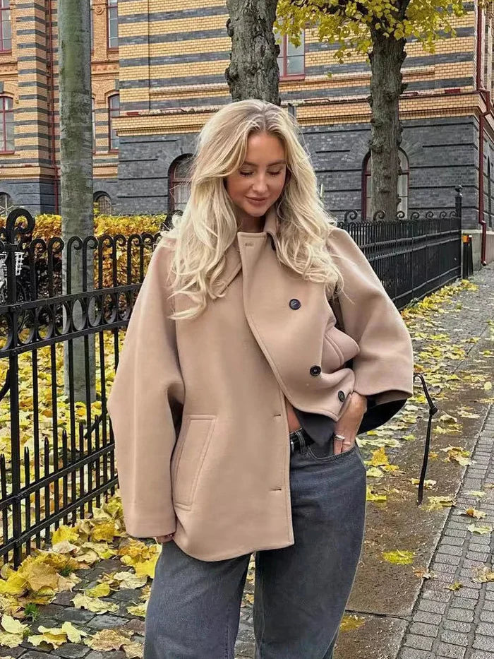 Mia - Oversized Button-Up Jas met Statement Kraag