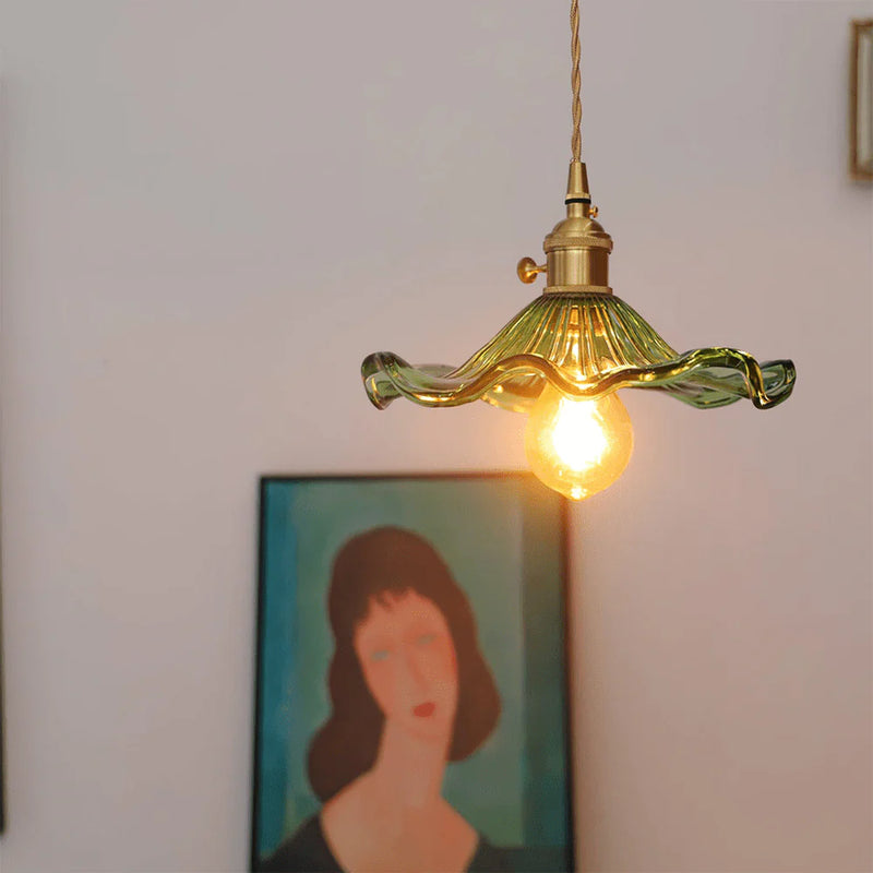 FloraGlow - Decoratieve hanglamp met gewelfde glazen kap en elegante accenten