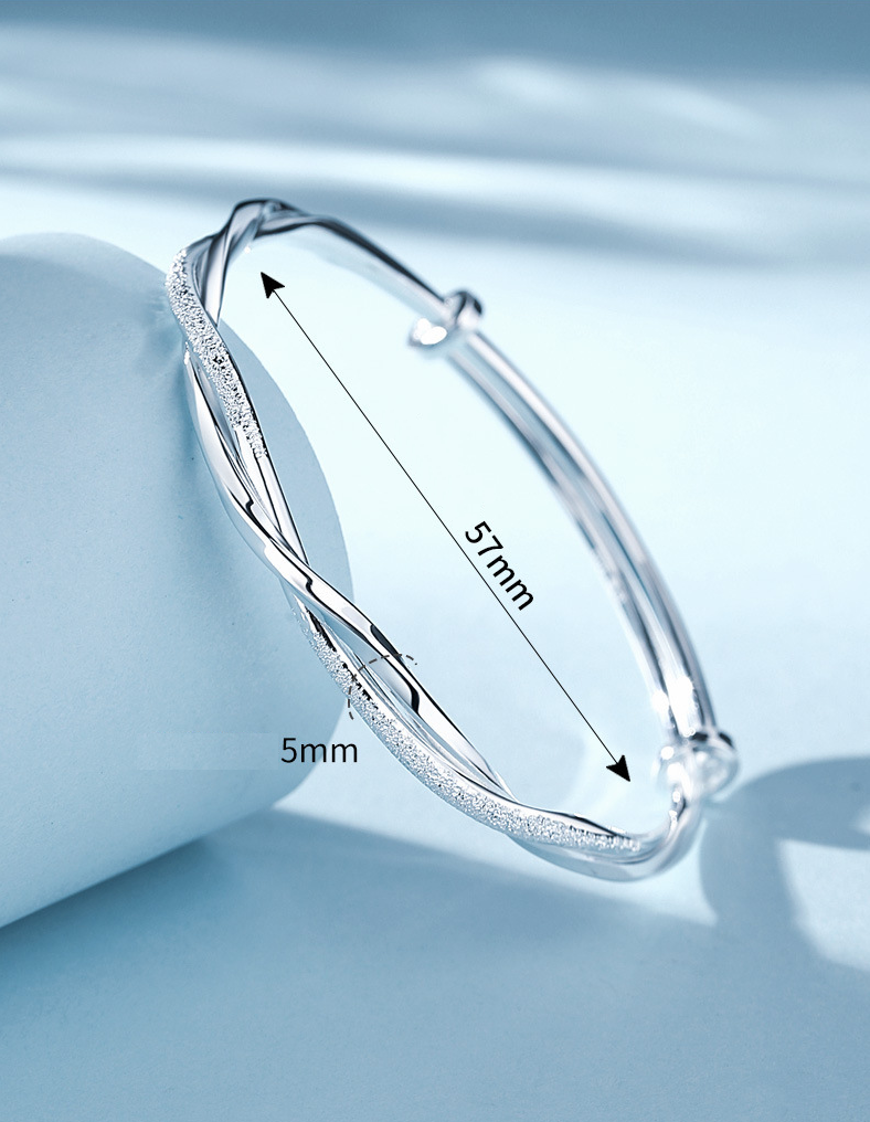 Carrie – Elegante Gedraaide Armband met Verstelbare Pasvorm