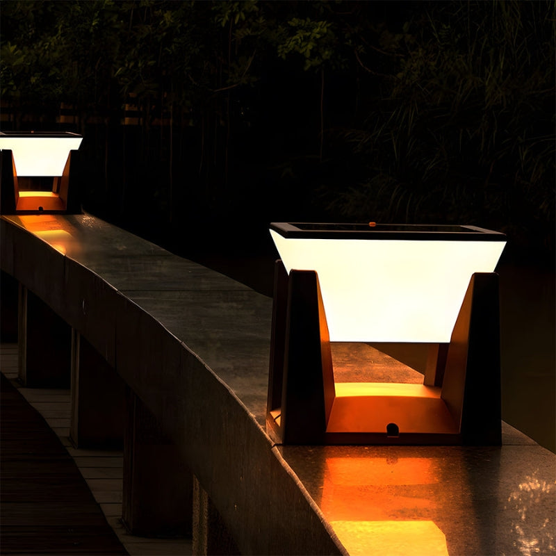 LumeGrid – Klassieke Buitenslamp met Zonnecellen en Geometrisch Design