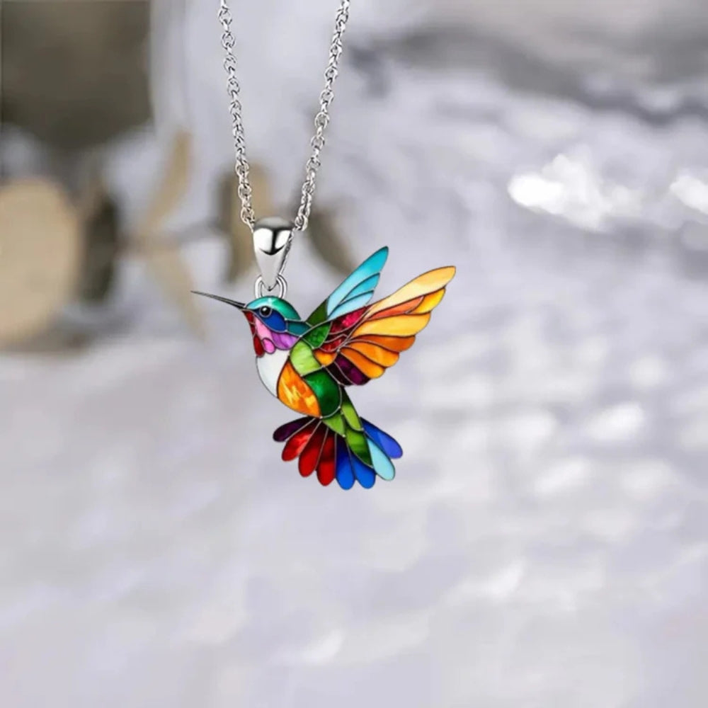 Liora – Elegante kolibrie ketting met bijpassende oorbellen en delicate ketting voor een perfecte pasvorm