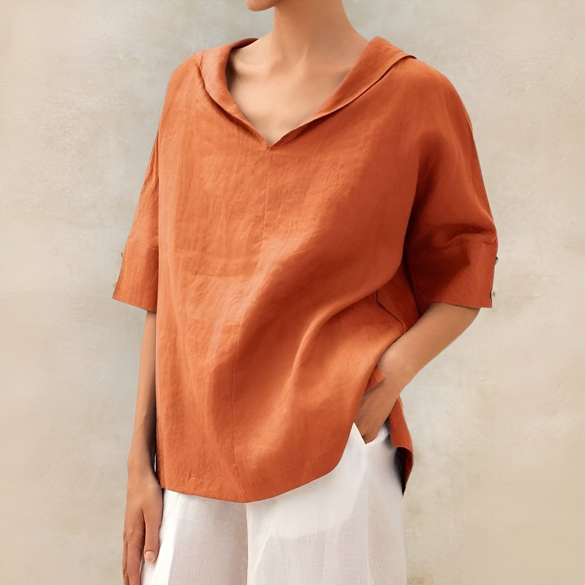 Sarah – Trendy top met korte mouwen en diepe V-hals