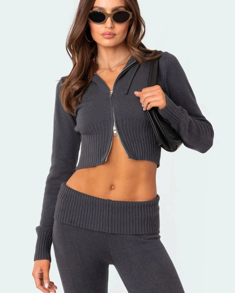 Sasha – Trendy cropped hoodie en uitlopende broekset met strakke pasvorm