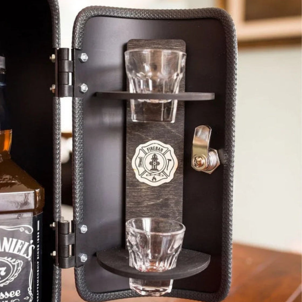 BlazeVault – Verborgen barcontainer met brandblusserontwerp en ruimte voor flessenopslag