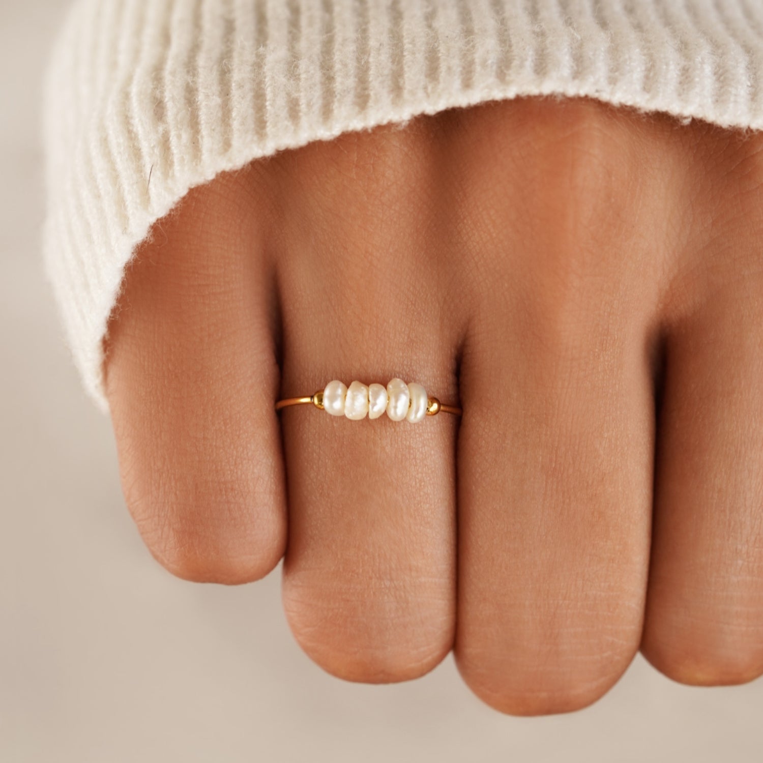 Rose – Moderne ronde ring met gladde afwerking en opvallend verhoogd middenstuk