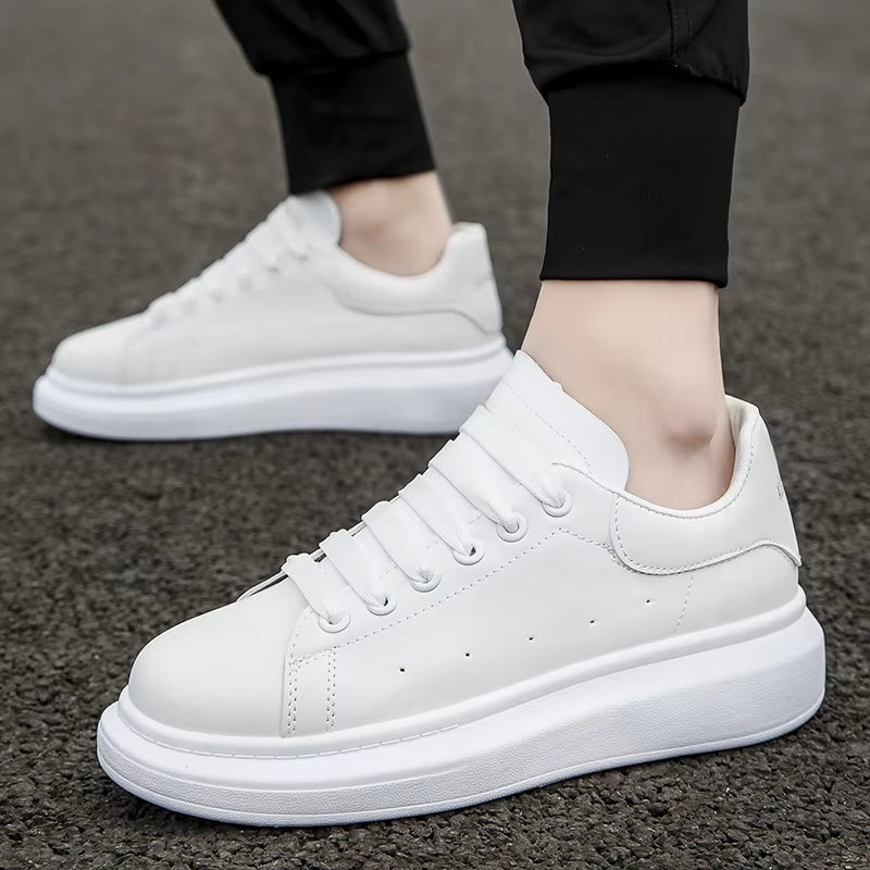 Robert – Ademend Sneakers met Vetersluiting en Ronde Teen