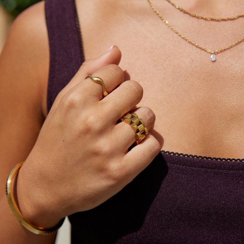 Jayla – Trendy golvende open ring met modern silhouet en gebeeldhouwd minimalistisch ontwerp